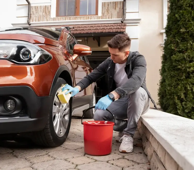 Lavage auto à domicile Camjac : professionnel intervenant sur un véhicule